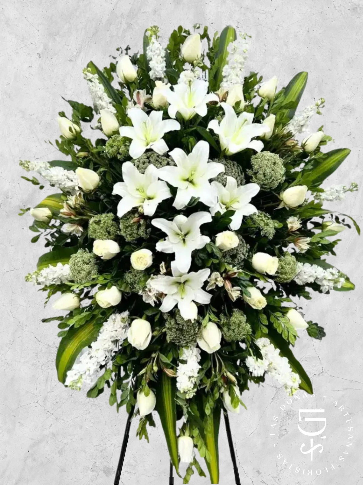 CORONA DE ROSAS, LILIUM Y ALHELI arreglo de condolencias con 24 rosas blancas