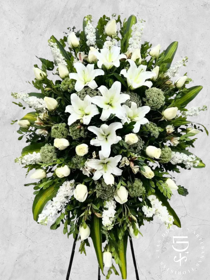 CORONA DE ROSAS, LILIUM Y ALHELI arreglo de condolencias con 24 rosas blancas