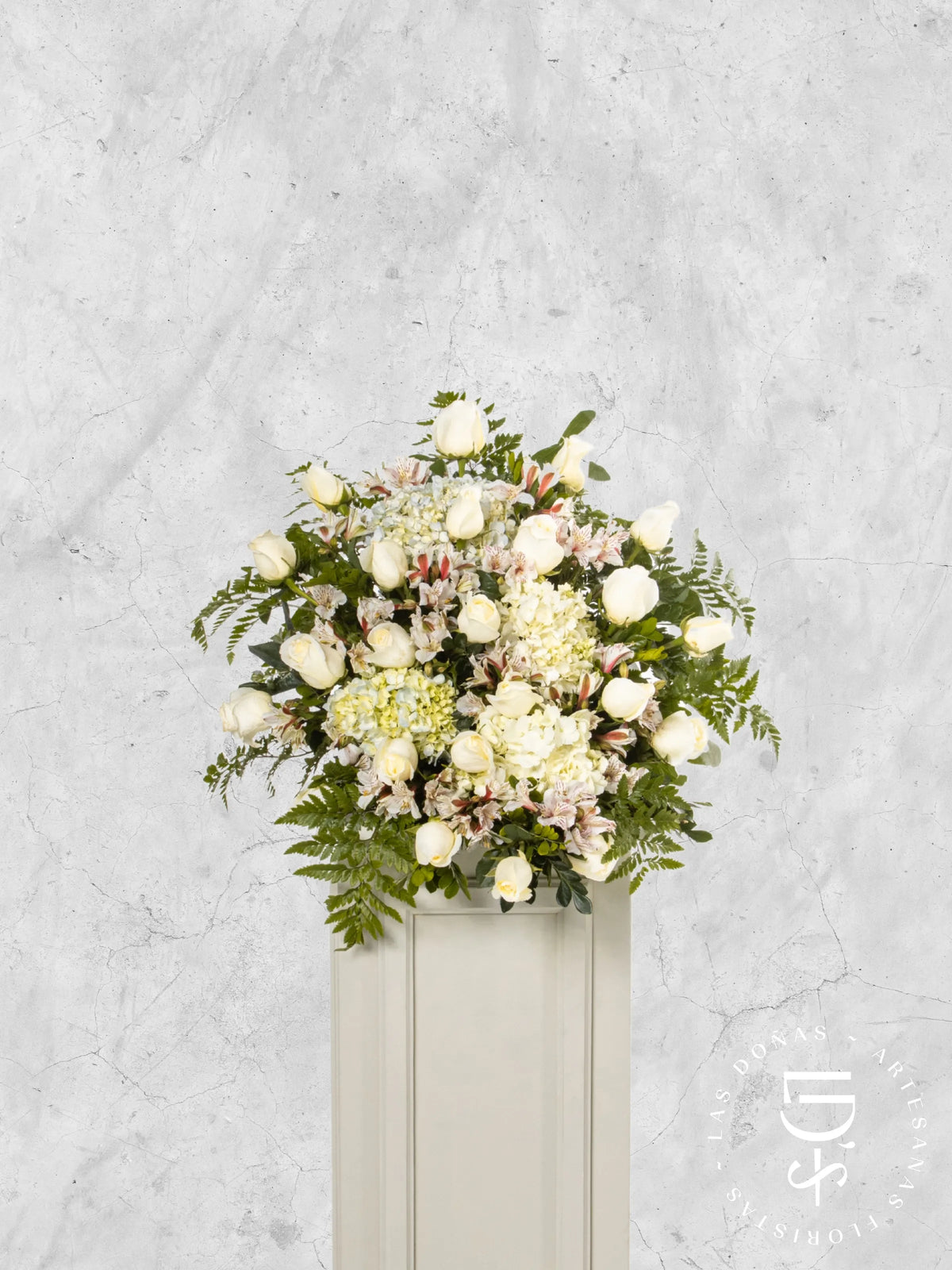 Lágrima de Piso con Rosas Blancas, Hortensia y Astromelia arreglo de condolencias con 24 rosas blancas