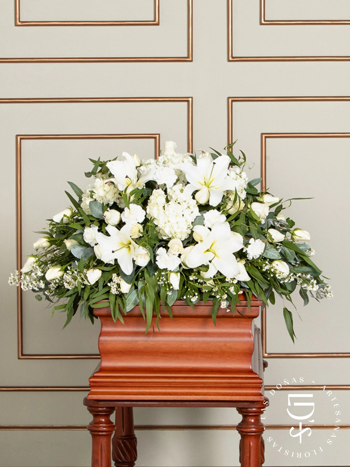 Manto de Condolencias con Rosas Blancas, Liliums y Clavelones arreglo de condolencias con 48 rosas blancas