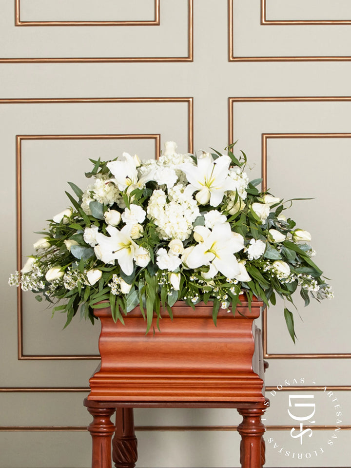 Manto de Condolencias con Rosas Blancas, Liliums y Clavelones arreglo de condolencias con 48 rosas blancas