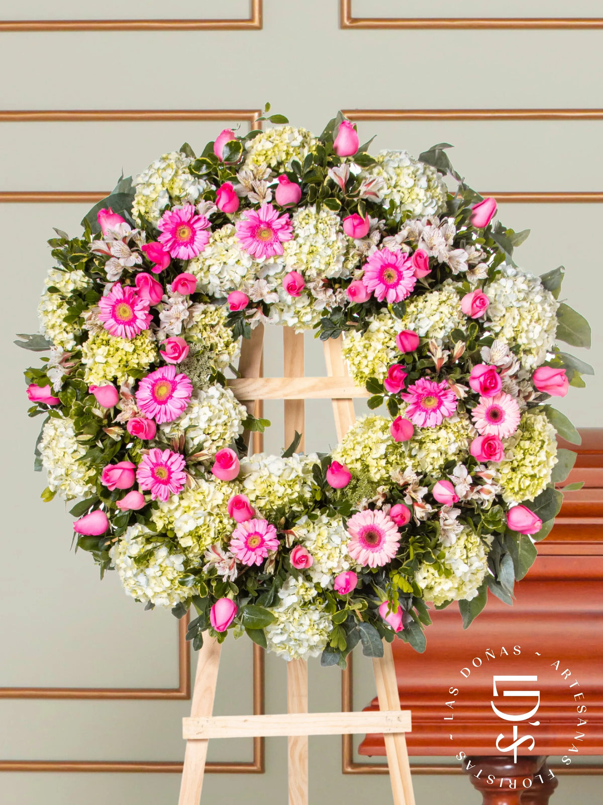 Corona Circular de Hortensias con Rosas Rosadas y Gerberas arreglo de condolencias con 36 rosas rosadas y gerberas