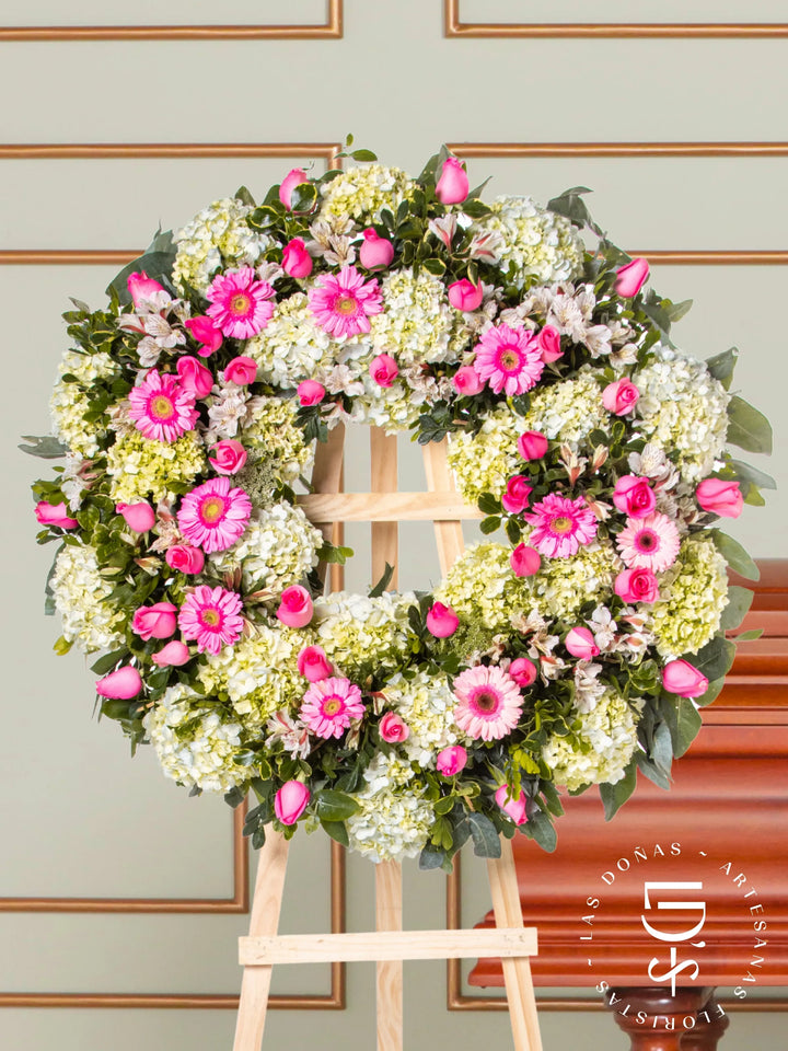 Corona Circular de Hortensias con Rosas Rosadas y Gerberas arreglo de condolencias con 36 rosas rosadas y gerberas