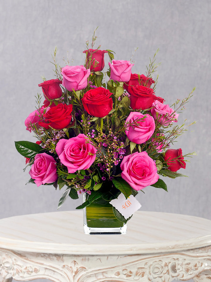 Amor Perfecto arreglo floral con 24 rosas rojas y fucsias