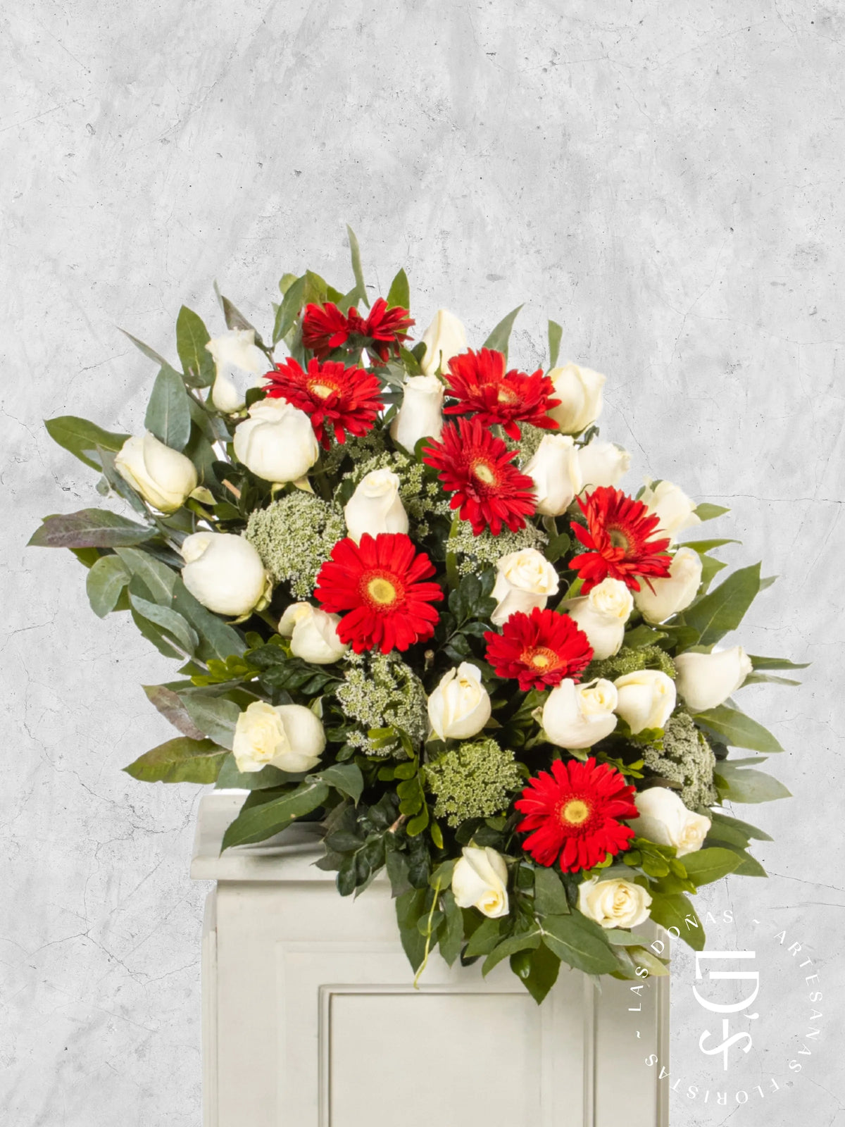Lágrima de Piso con Rosas Rojas y Gerberas arreglo de condolencias con 24 rosas blancas + gerberas