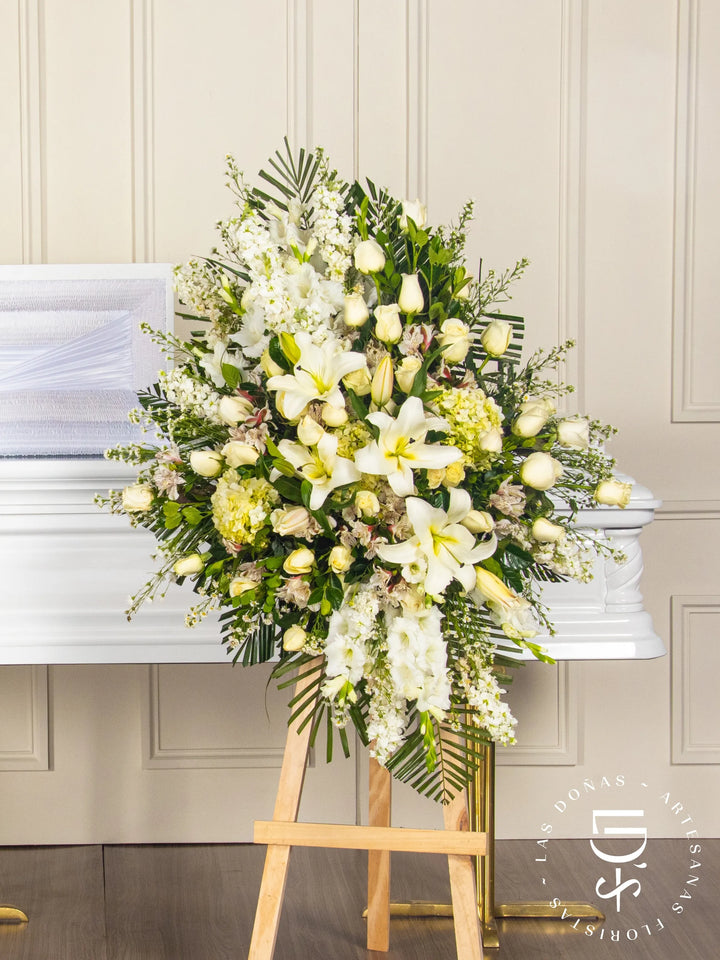 Lágrima de Condolencias de Hortensias y Rosas Blancas Grande arreglo de condolencias con 24 rosas blancas