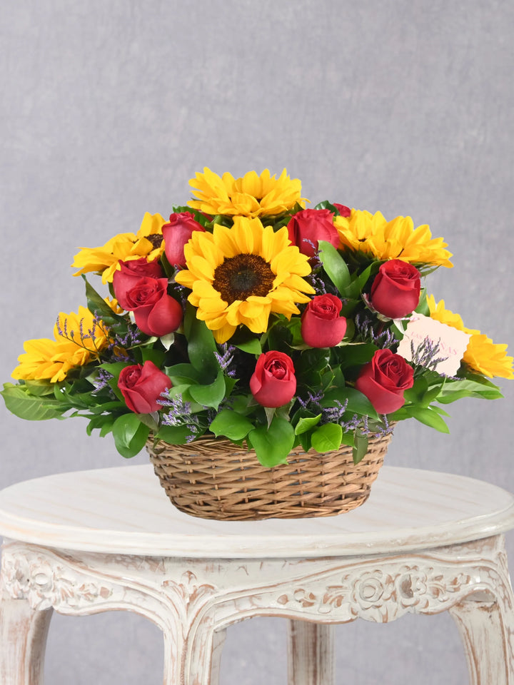 Rosas Y Girasoles En Canasta