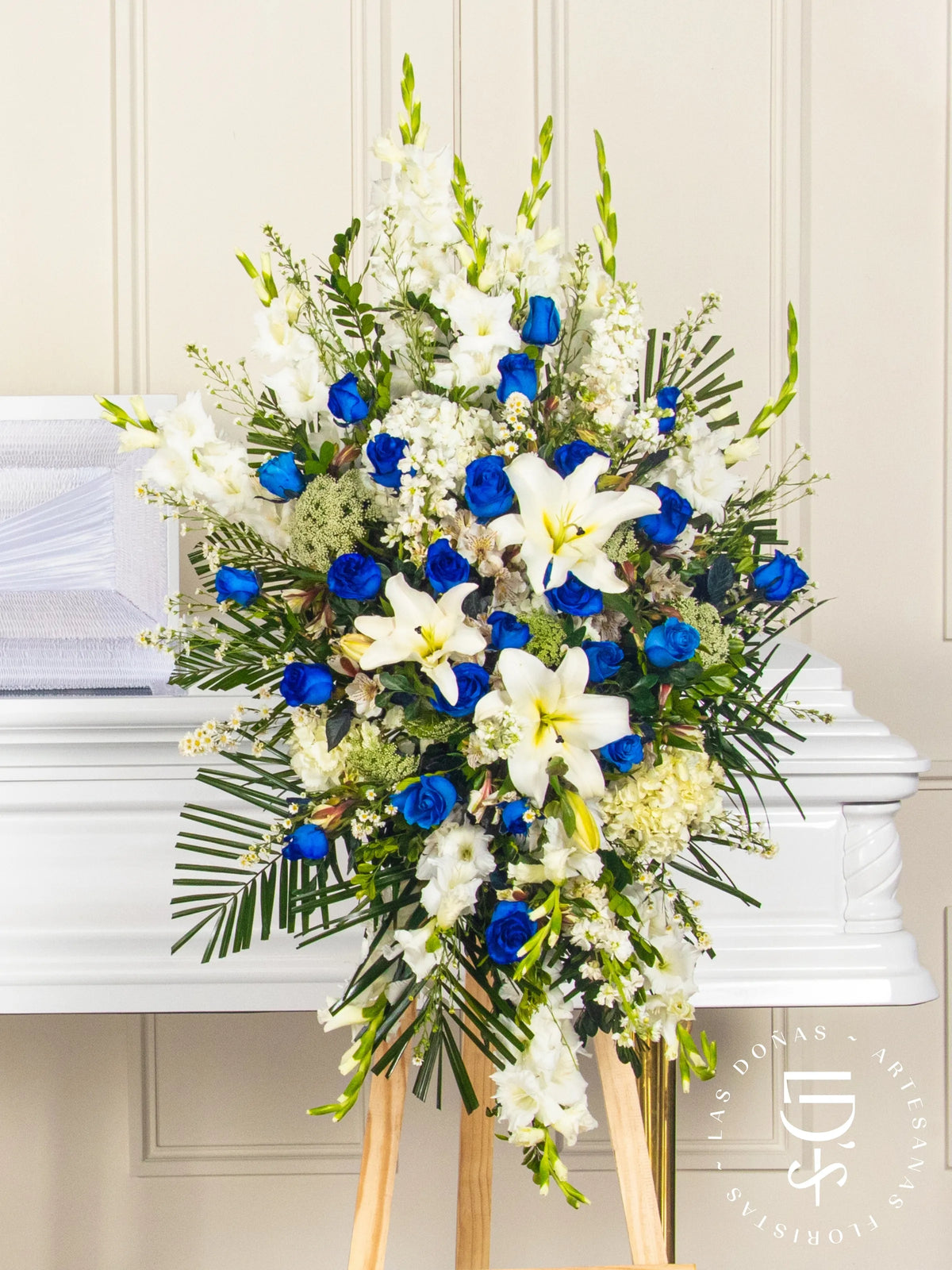 Lágrima de Condolencias de Hortensias y Rosas Azules arreglo de condolencias con 24 rosas azules