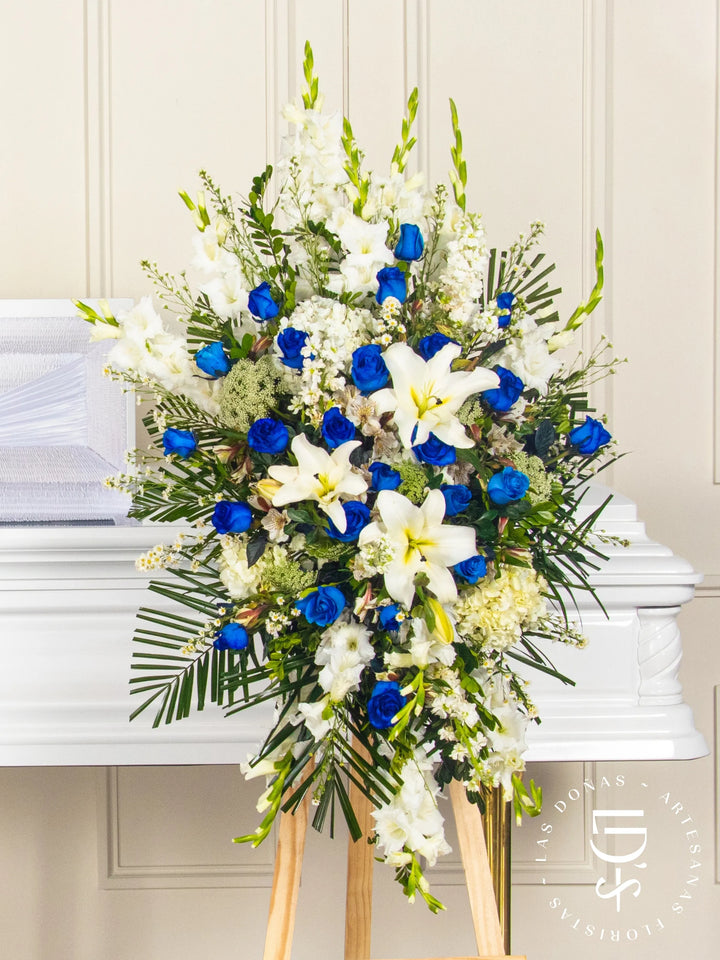 Lágrima de Condolencias de Hortensias y Rosas Azules arreglo de condolencias con 24 rosas azules