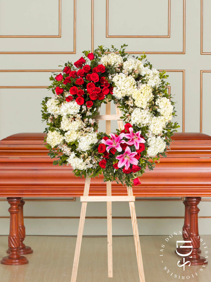 Corona Circular de Hortensias con Rosas Rojas y Liliums arreglo de condolencias con 48 rosas rojas