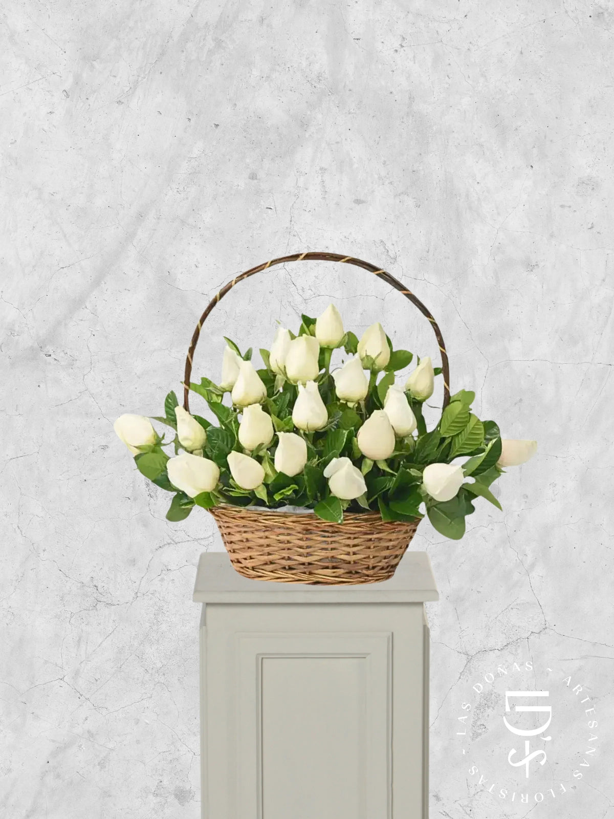 Cesto Condolencias cesta floral con 18 rosas blancas