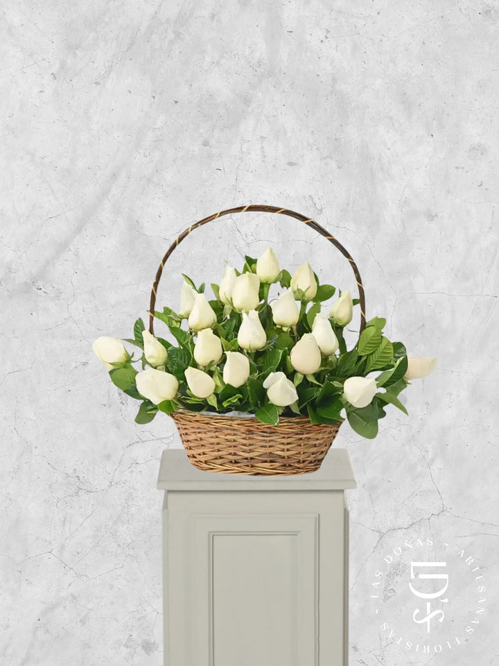 Cesto Condolencias cesta floral con 18 rosas blancas