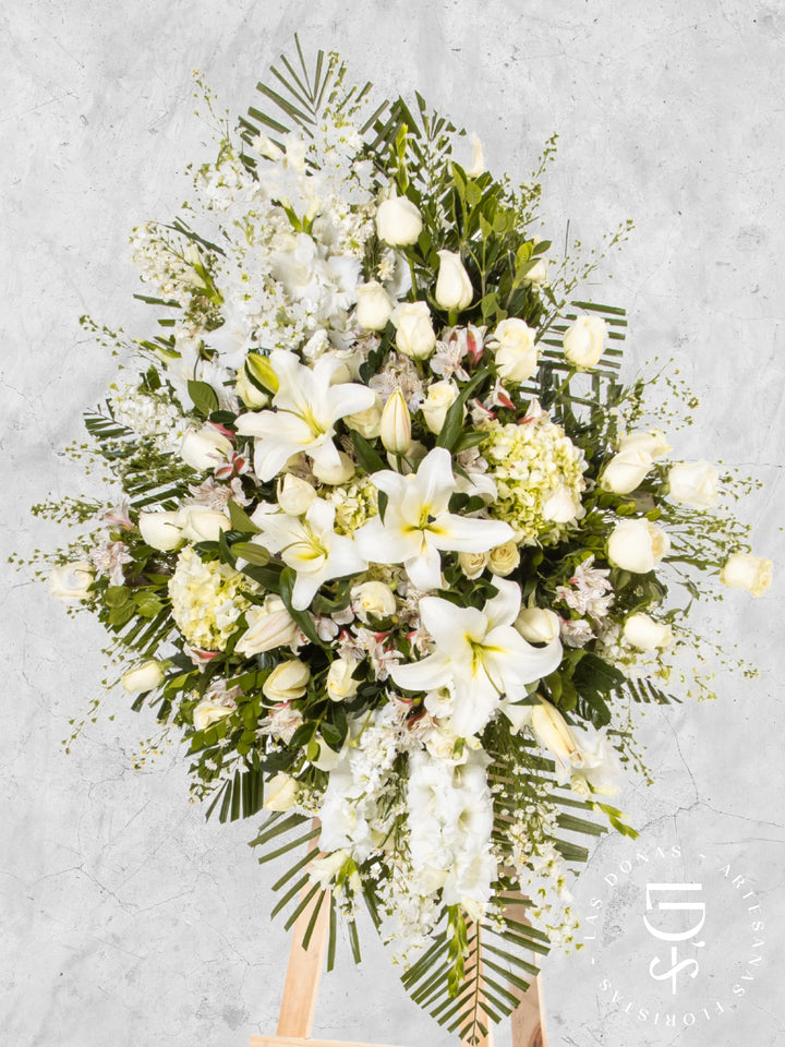 Lágrima de Condolencias de Hortensias y Rosas Blancas Grande arreglo de condolencias con 24 rosas blancas