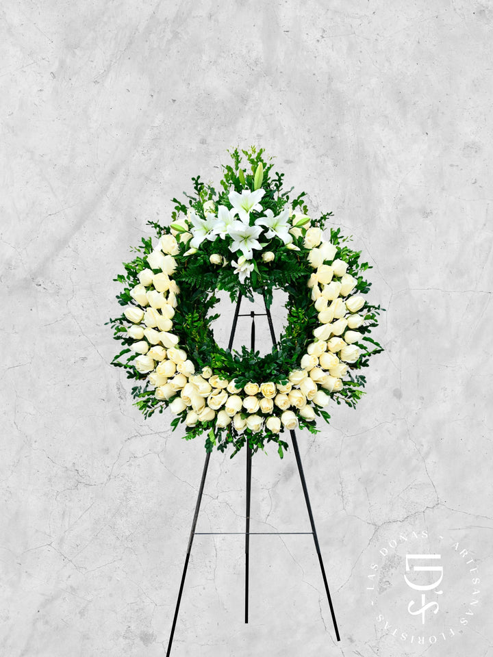 CORONA CIRCULAR DE ROSAS Y MIRTO arreglo de condolencias con 100 rosas blancas