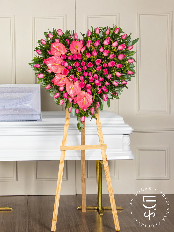 Corona de Corazón con Rosas Rosadas y Anturios arreglo de condolencias con 100 rosas rosadas