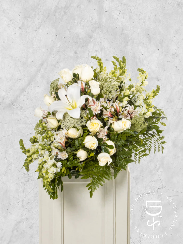 Lágrima de Piso con Rosas Blancas, Liliums y Astromelia arreglo de condolencias con 24 rosas blancas