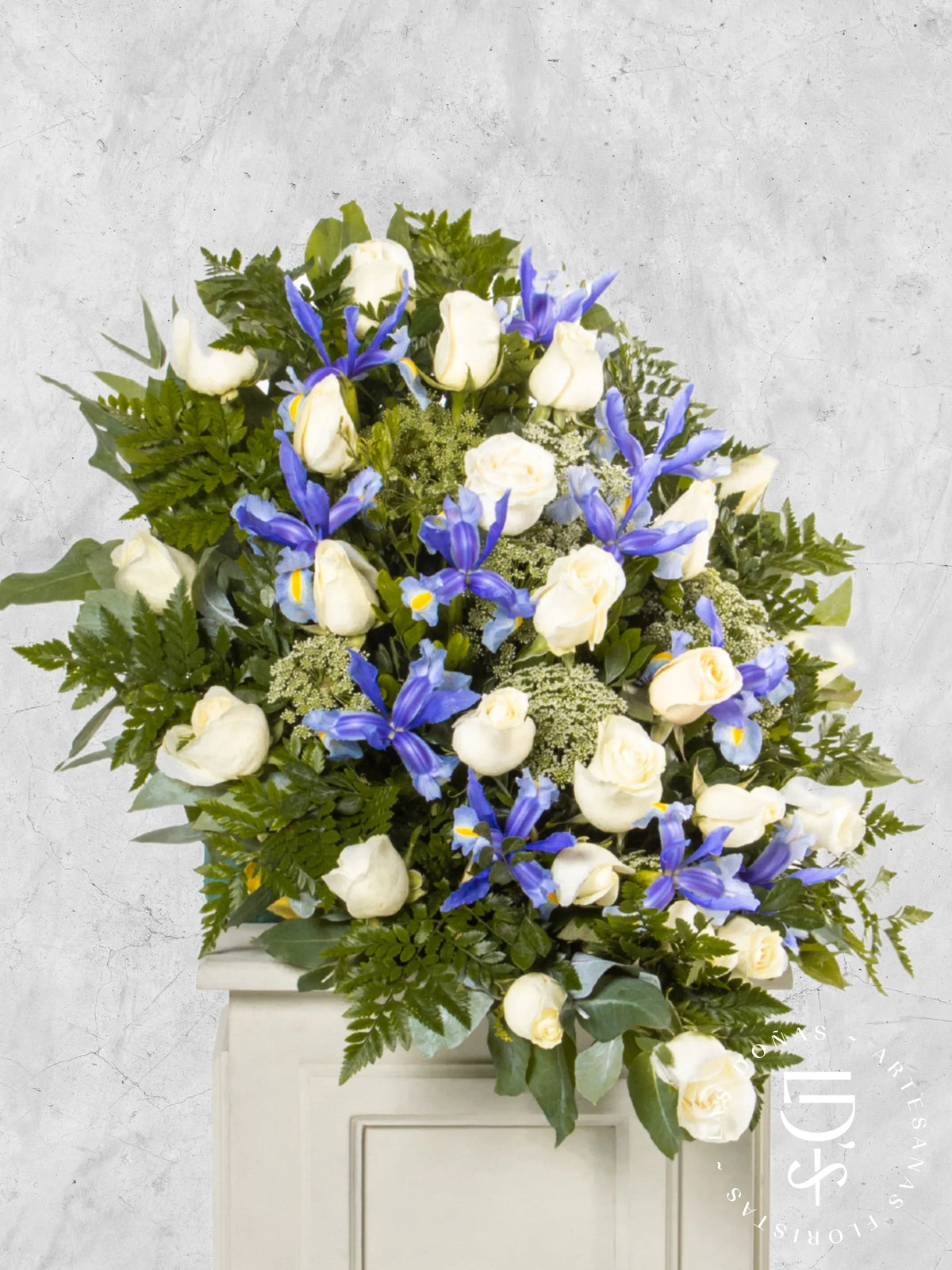 Lágrima de Piso con Rosas Blancas e Iris arreglo de condolencias con 24 rosas blancas