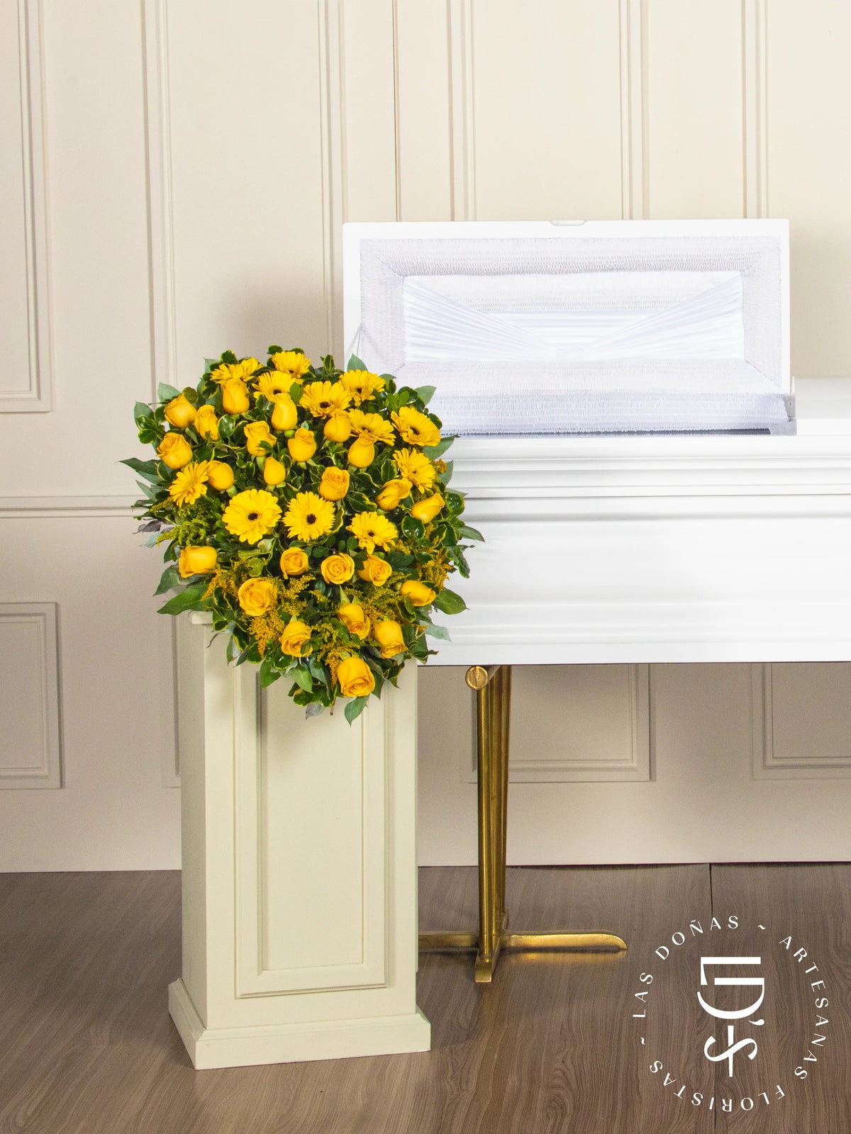 Lágrima de Piso con Rosas Amarillas y Gerberas arreglo de condolencias con 24 rosas amarillas + gerberas