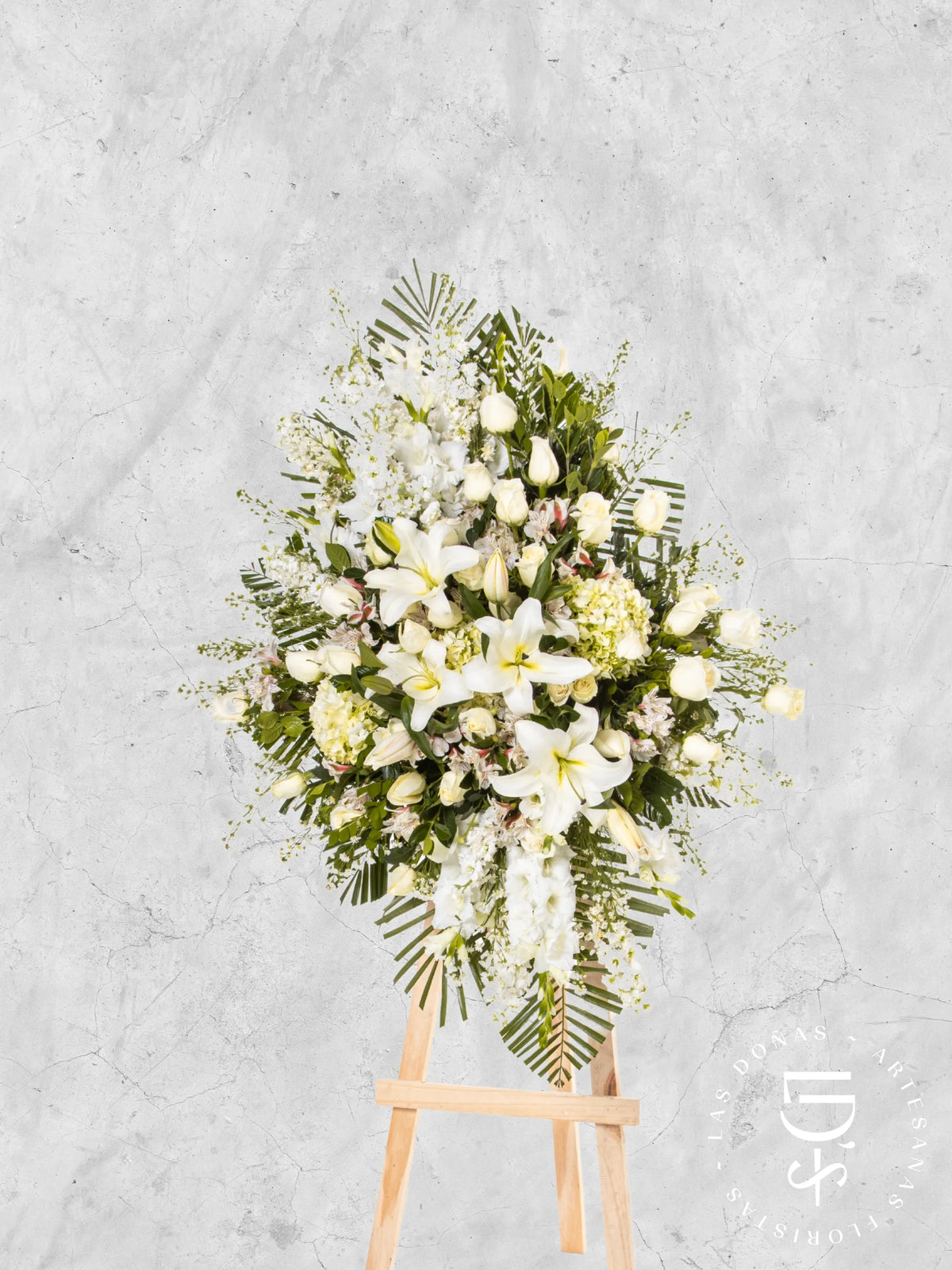 Lágrima de Condolencias de Hortensias y Rosas Blancas Grande arreglo de condolencias con 24 rosas blancas