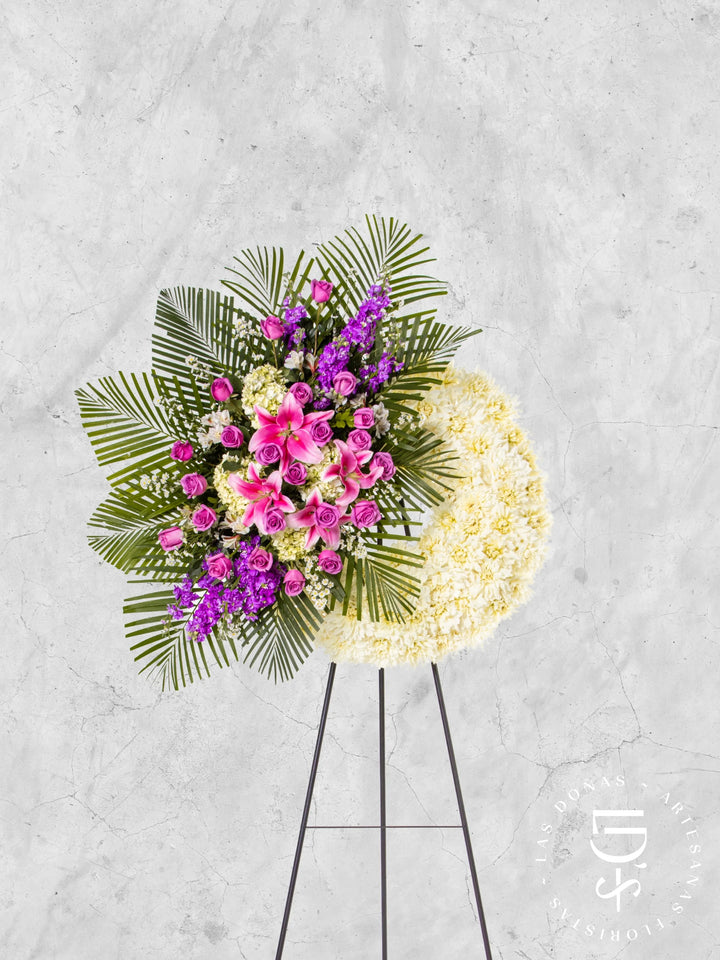 Corona Circular de Dalia con Rosas Lilas y Liliums arreglo de condolencias con 24 rosas lilas