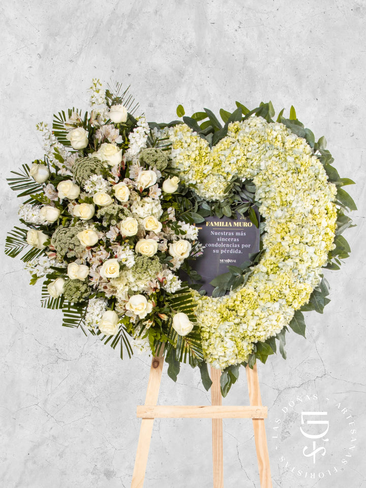 Corona de Corazón con Hortensias, Rosas Blancas y Astromelias arreglo de condolencias con 24 rosas blancas
