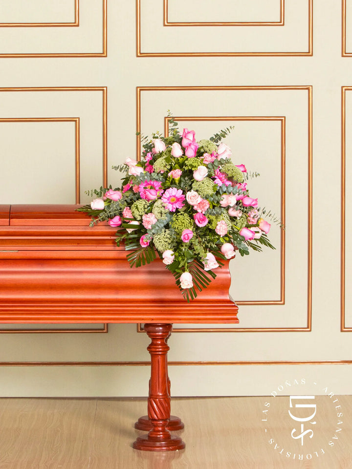 Manto de Condolencias con Rosas Rosadas y Titanic arreglo de condolencias con 48 rosas titanic y rosadas