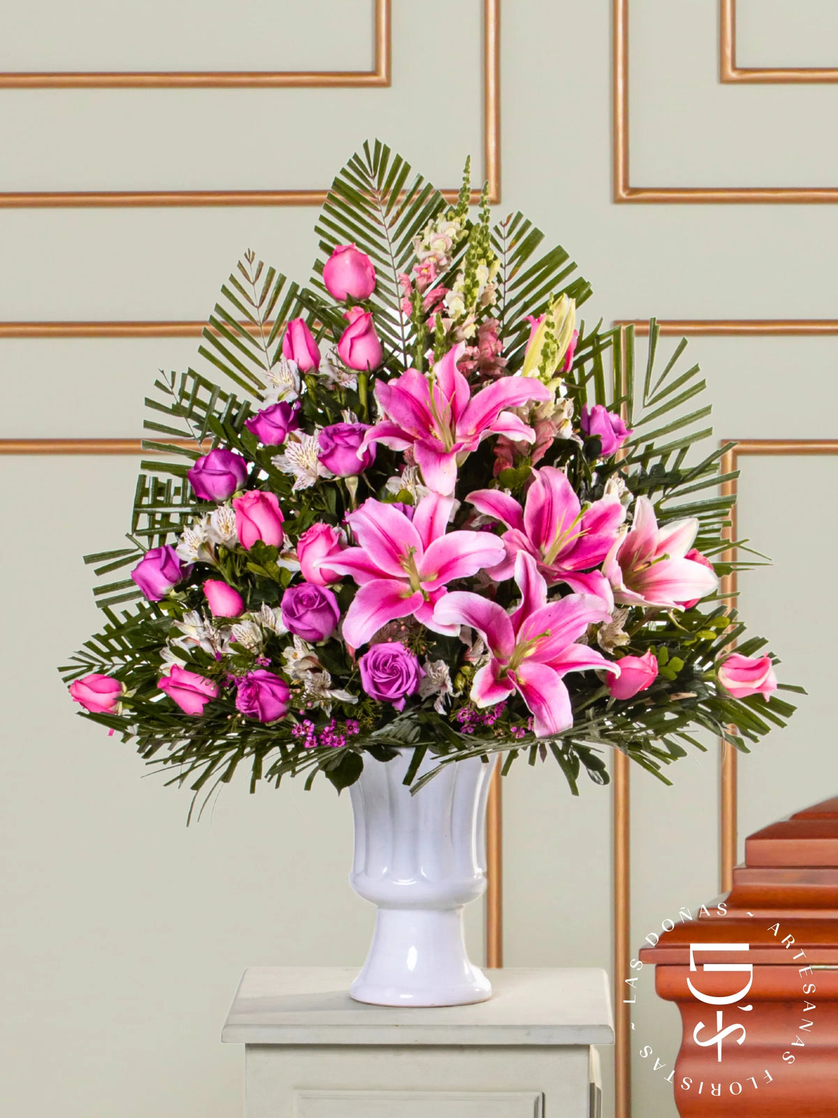 Jarrón Blanco con Rosas Rosadas, Lilas y Liliums arreglo de condolencias con 24 rosas lilas y rosadas