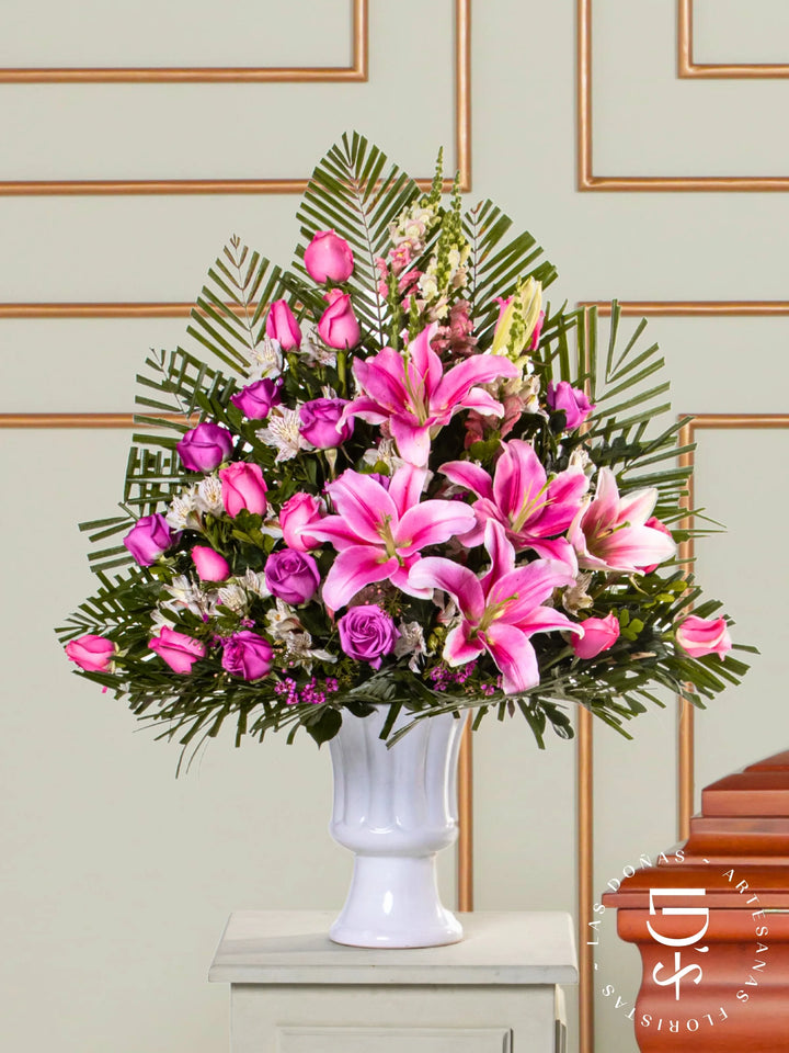 Jarrón Blanco con Rosas Rosadas, Lilas y Liliums arreglo de condolencias con 24 rosas lilas y rosadas
