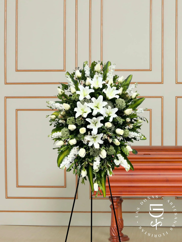 CORONA DE ROSAS, LILIUM Y ALHELI arreglo de condolencias con 24 rosas blancas
