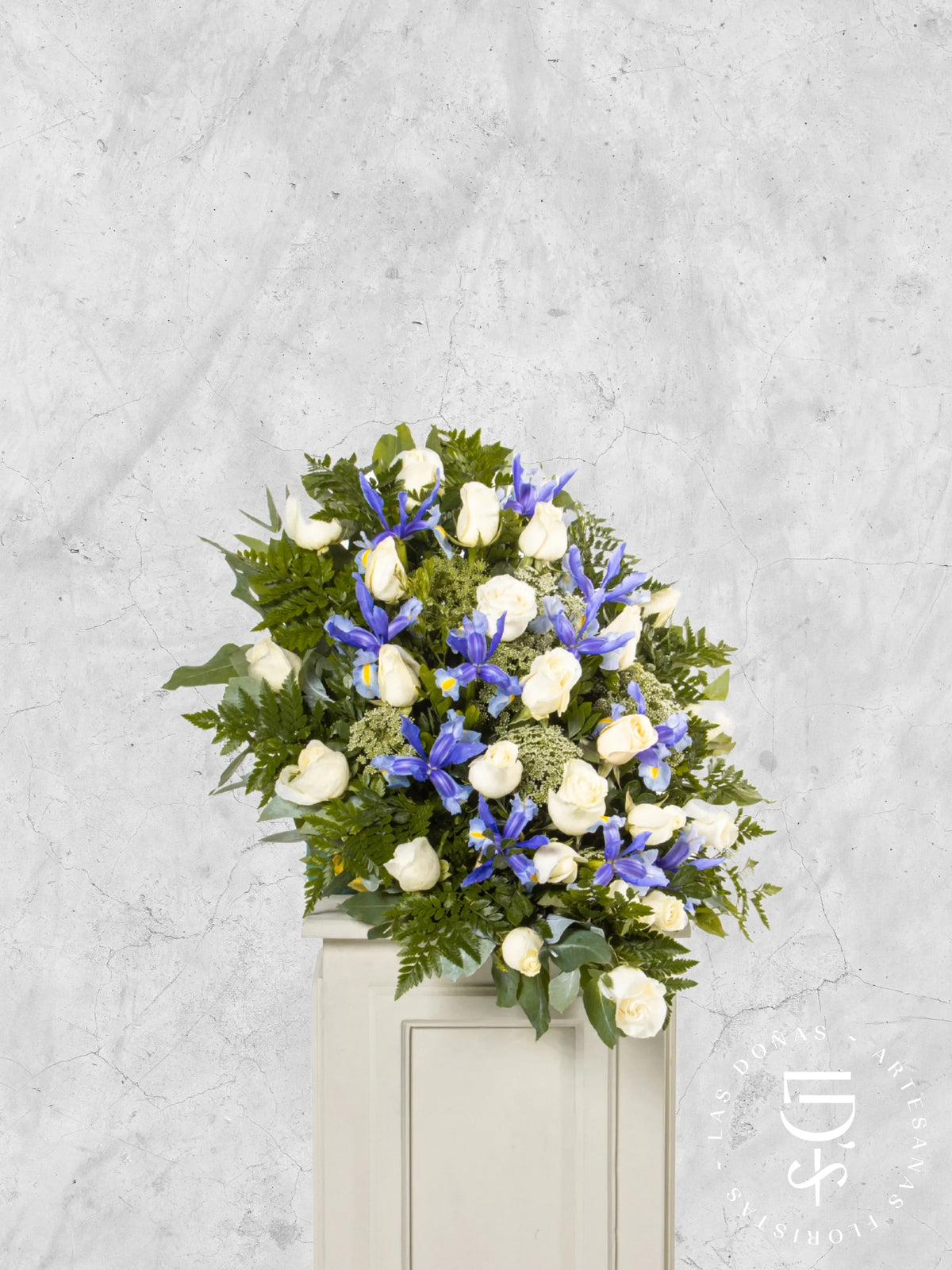 Lágrima de Piso con Rosas Blancas e Iris arreglo de condolencias con 24 rosas blancas
