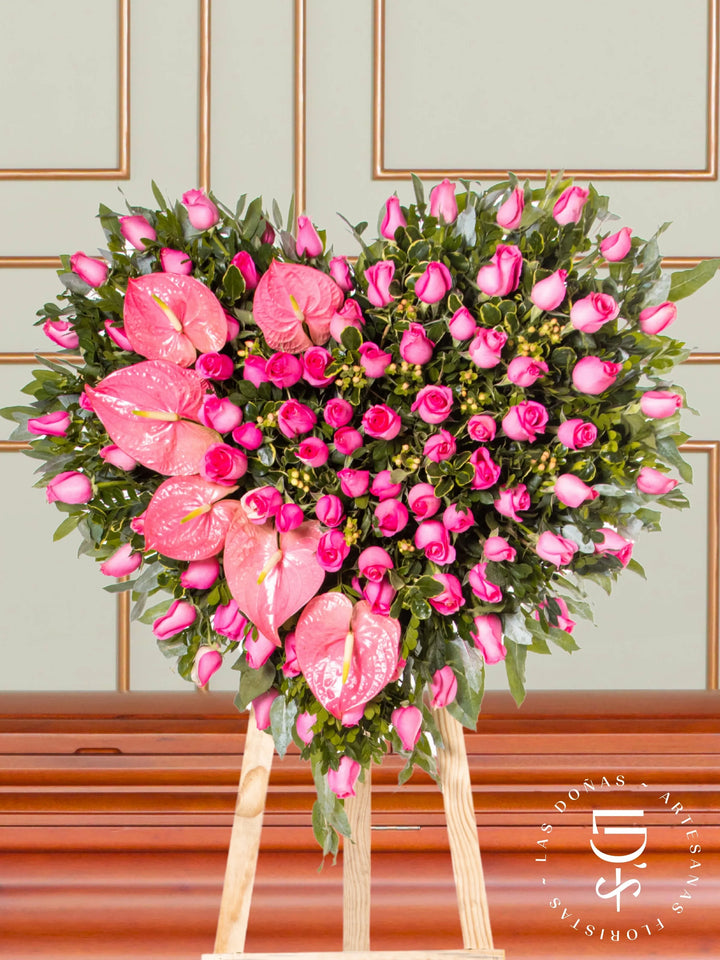 Corona de Corazón con Rosas Rosadas y Anturios arreglo de condolencias con 100 rosas rosadas