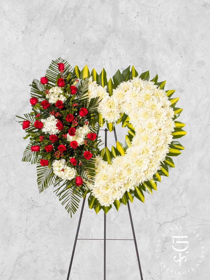 Corona de Corazón con Dalias, Rosas Rojas y Hortensias arreglo de condolencias con 24 rosas rojas