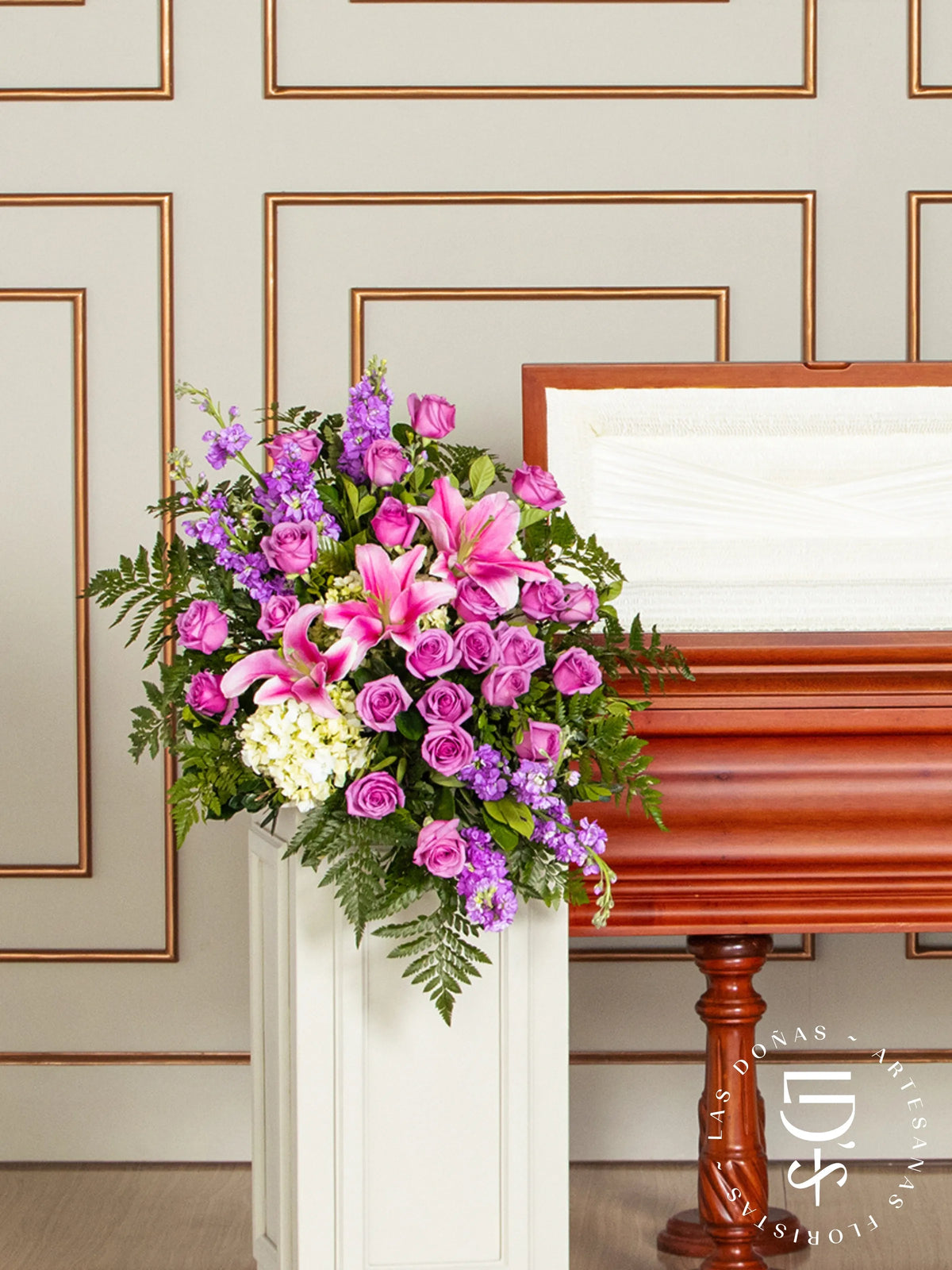Lágrima de Piso con Rosas Lilas, Hortensia y Liliums arreglo de condolencias con 24 rosas lilas