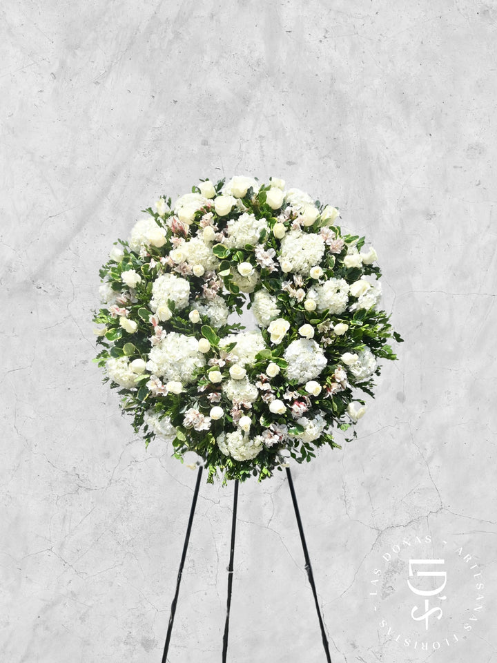 CORONA DE ROSAS Y HORTENSIAS arreglo de condolencias con 48 rosas blancas