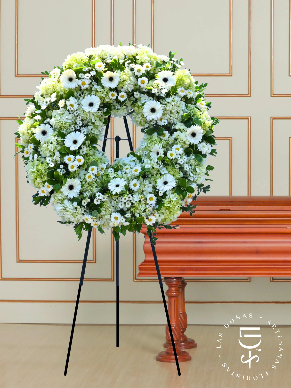 Corona Serenidad de Gerberas y Margaritas arreglo de condolencias con 12 gerberas blancas + margaritas