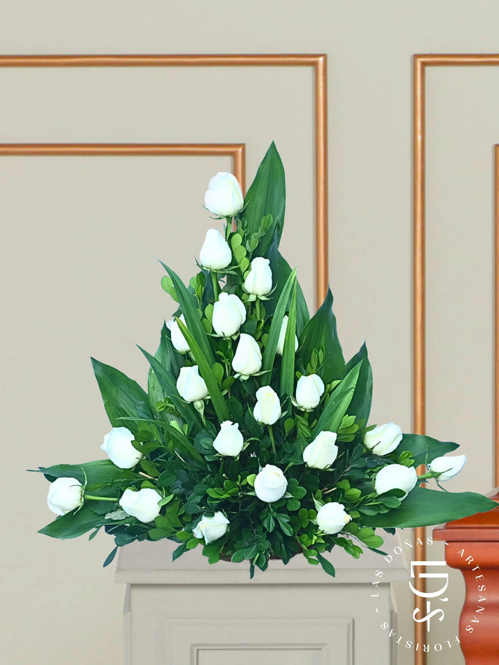 Arreglo de Condolencias Pureza Blanca arreglo de condolencias con 24 rosas blancas