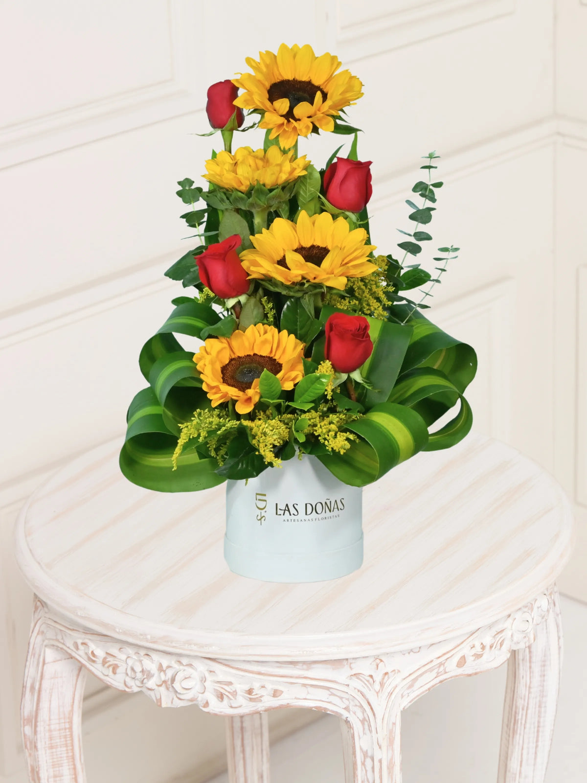Radiante Pasion arreglo floral con 4 rosas + 4 girasoles