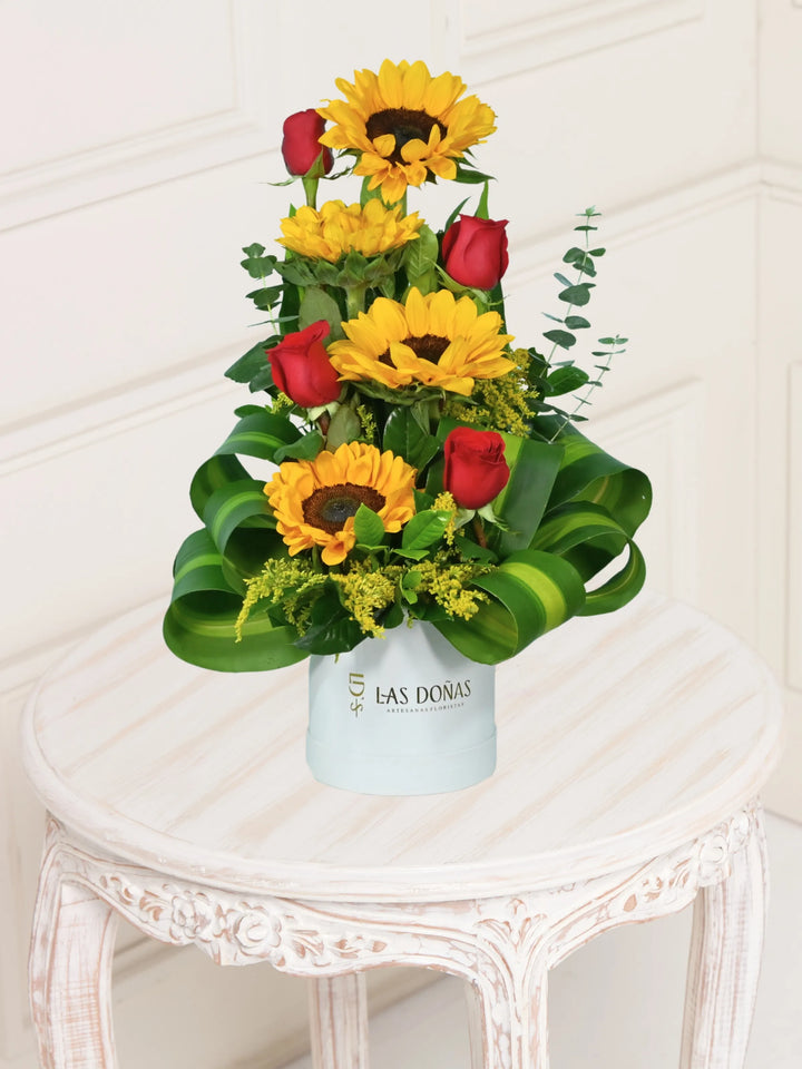 Radiante Pasion arreglo floral con 4 rosas + 4 girasoles