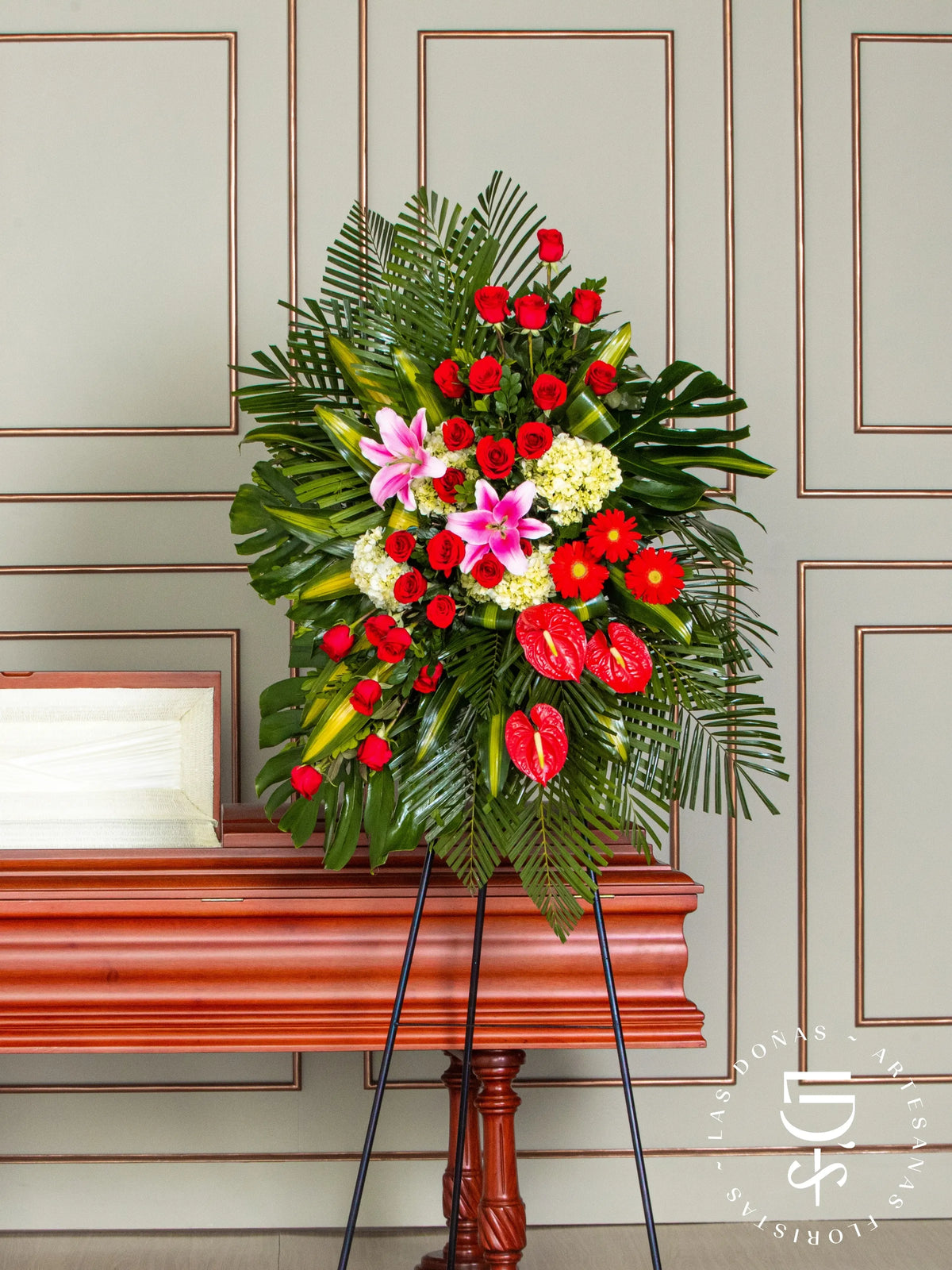 Corona de Hortensias con Rosas Rojas y Gerberas arreglo de condolencias con 24 rosas rojas