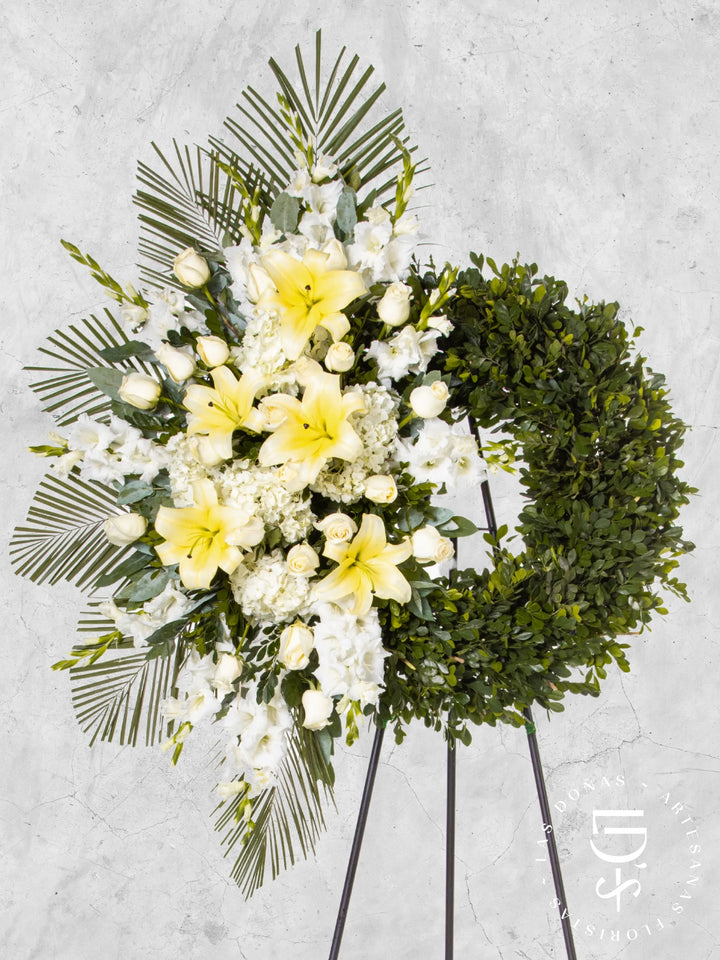 Corona Circular de Mirto con Rosas Blancas y Hortensias arreglo de condolencias con 24 rosas blancas