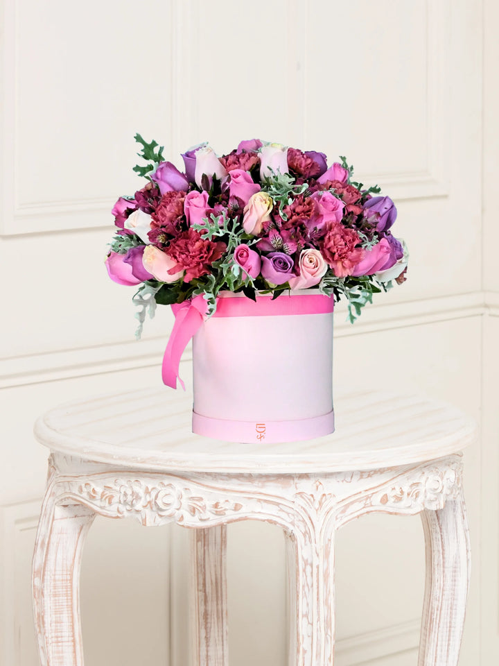 Doña Graciela Premium box floral con 48 rosas + clavelon