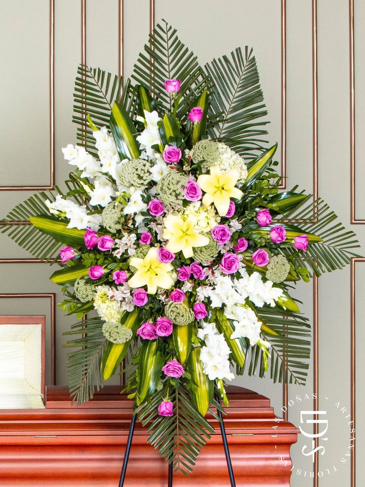 Corona de Rosas Lilas y Liliums arreglo de condolencias con 24 rosas lilas