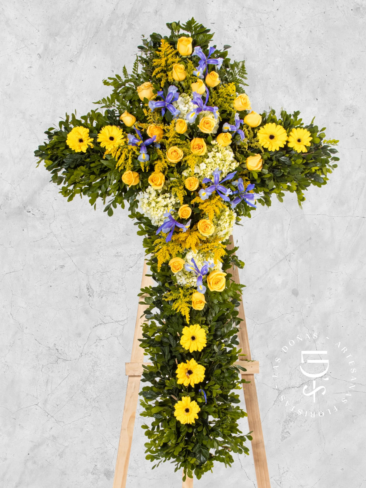 Cruz de Condolencias de Rosas, Gerberas y Hortensias arreglo de condolencias con 24 rosas amarillas