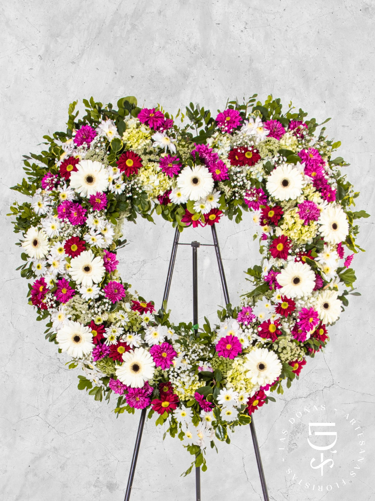 Corona de Corazón con Gerberas Blancas y Margaritas arreglo de condolencias con 12 gerberas blancas