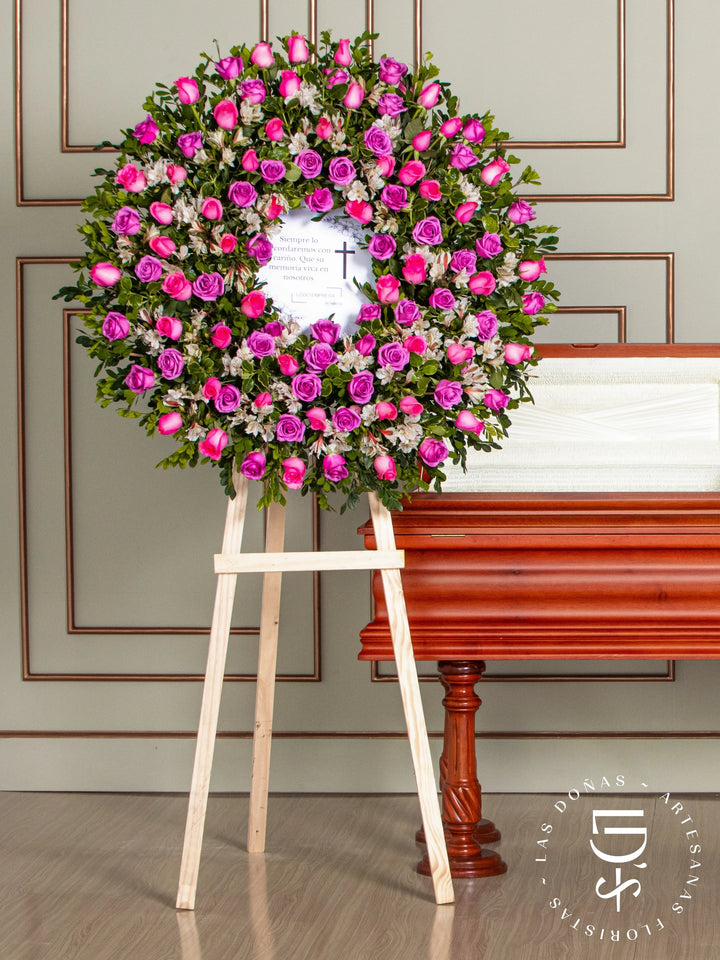 Corona Circular con Rosas Lilas y Rosadas arreglo de condolencias con 96 rosas lilas y rosadas