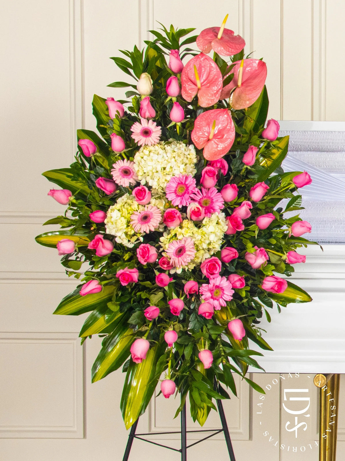 Lágrima de Condolencias de Rosas Rosadas, Gerberas y Anturios arreglo de condolencias con 48 rosas rosadas