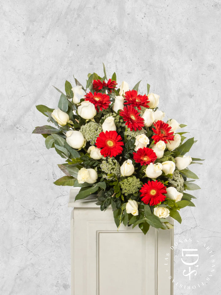 Lágrima de Piso con Rosas Rojas y Gerberas arreglo de condolencias con 24 rosas blancas + gerberas