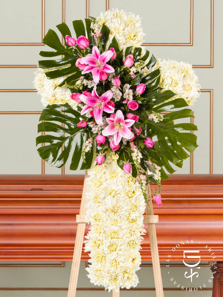 Cruz de Condolencias de Dalias y Lilium arreglo de condolencias con 24 rosas rosadas