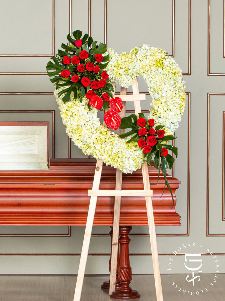 Corona de Corazón con Rosas Rojas y Hortensias arreglo de condolencias con 24 rosas rojas