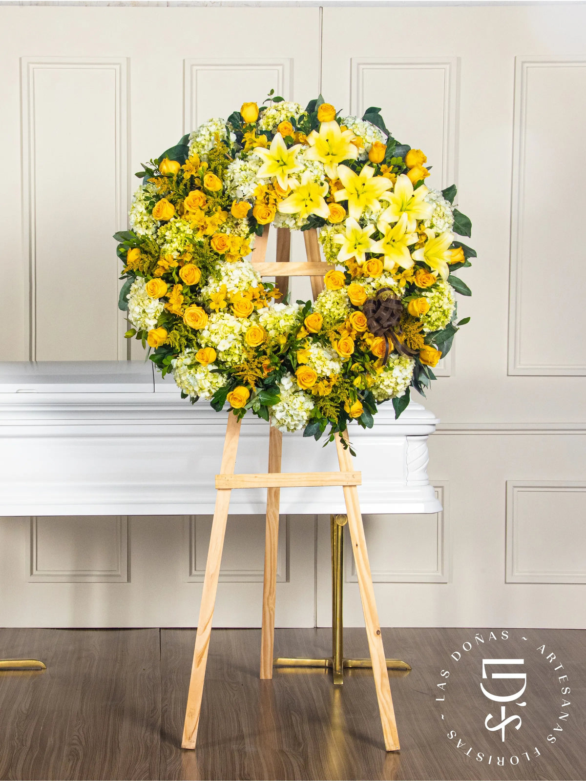 Corona Circular de Hortensias con Rosas Amarillas y Liliums arreglo de condolencias con 48 rosas amarillas